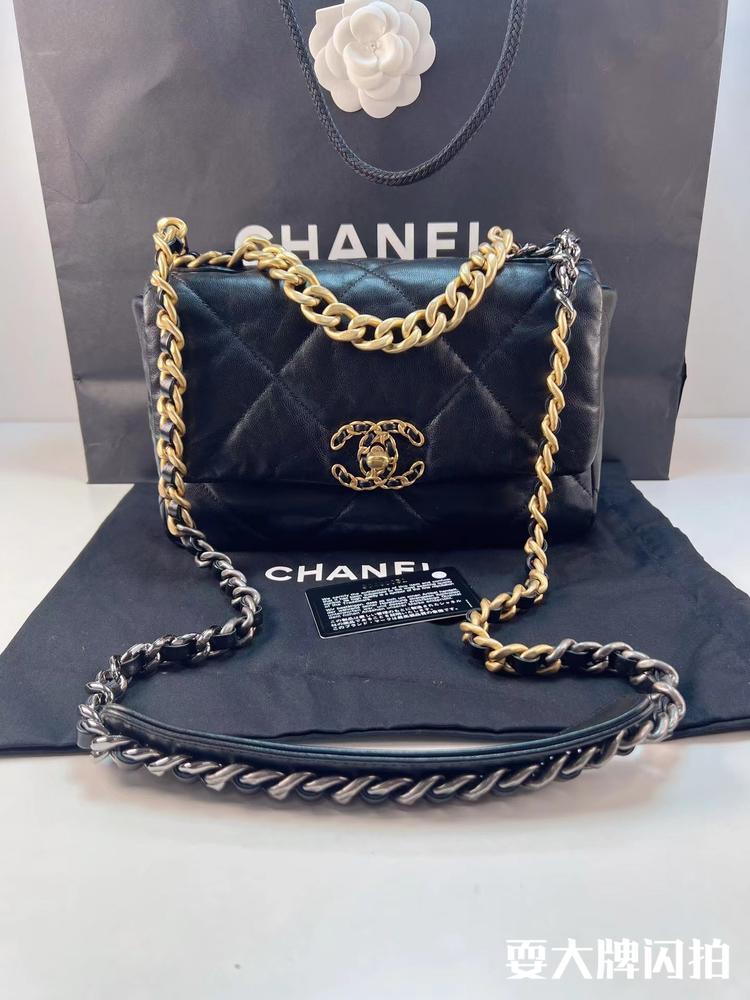 Chanel香奈儿 闲置品黑金19bag小号 Chanel香奈儿闲置品黑金19bag小号，一直在涨的热门爆款，充满复古气息的五金柔软的质感，饱满的包身超实用，上身气质优雅时髦